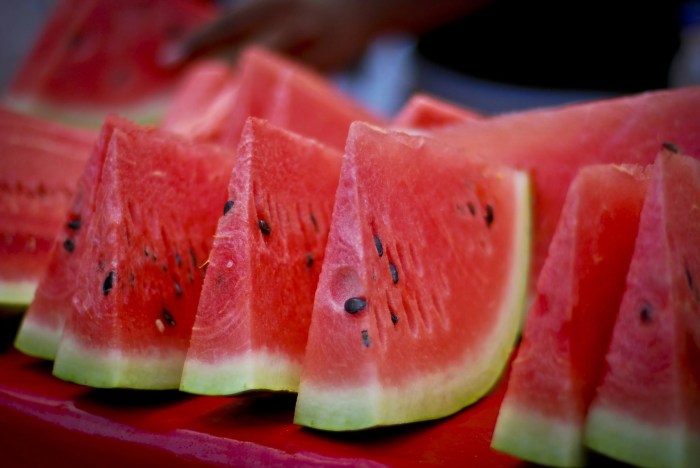 Manfaat Buah Semangka, Hidrasi, Kesehatan Jantung, dan Kecantikan Kulit