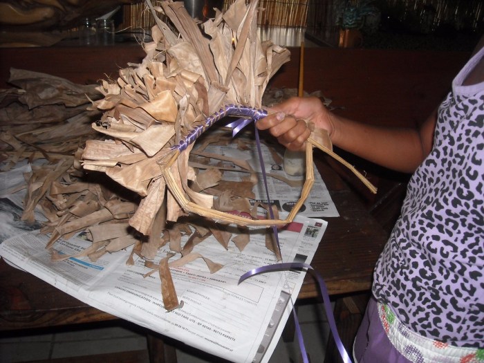 Membuat Bunga Indah dari Daun Pisang Kering